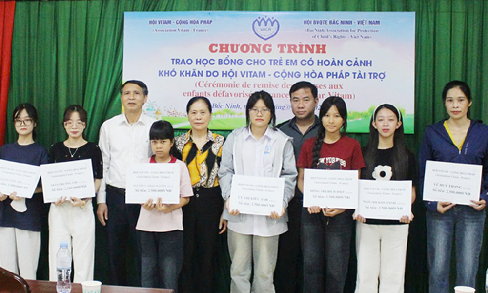  Trao 63 suất học bổng cho học sinh có hoàn cảnh khó khăn
